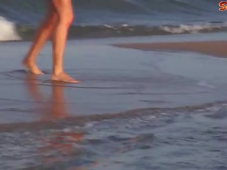 Vollbusig milf spritzt auf die strand