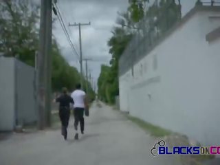 Czarni na cops na zewnątrz publiczne dorosły wideo z cycate białe główny laski
