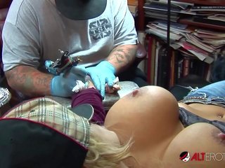 Shyla stylez consigue tatuado mientras jugando con su tetitas