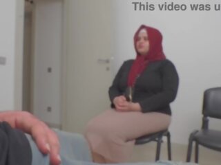 Muslim hijab wanita menangkap saya goncang zakar off dalam awam menunggu room&period;-must melihat reaction&period;