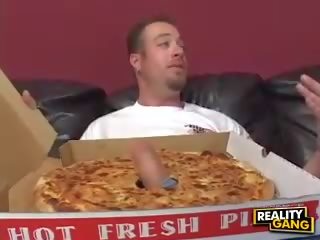 Milf com grande tetas dá um broche para um pizza entrega juvenil