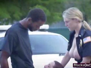 Szemérmetlen és dögös rendőr kurvák szar kemény által egy fekete stripling ők arrested
