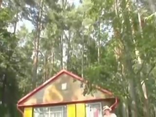 Plot epsh gjysh duke thithur i vjetër peter në the pyll