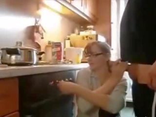 Agradable esposa con tal impresionante tetitas follando en cocina