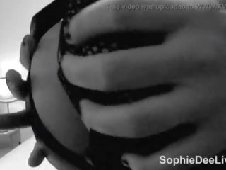 Vollbusig britisch pornostar sophie dee masturbiert für sie im schwarz und weiß