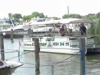 Blondine carla zuigen te zwaar groot piemel op boot