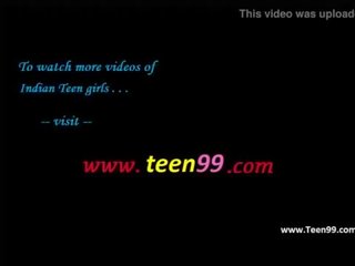 Teen99.com - індійська село sweetheart smooching suitor в назовні