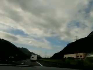 Malaking suso italiyano lora pagsasalsal sa ang highway