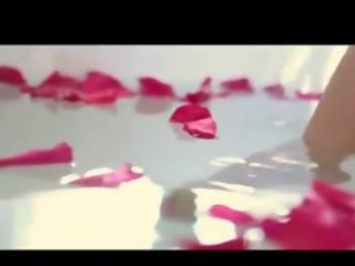 Francesa provocante mãe seduzido em rosa petal banho