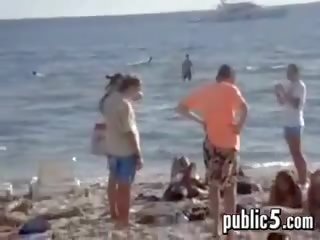 Mamada al aire libre en público en la playa