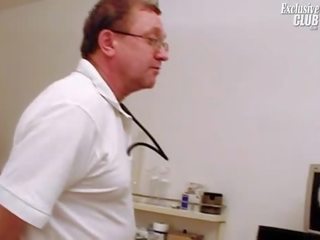 Blondýnka leah visiting gyno klinika na mít kočička lékařské zrcátko