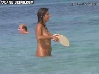Openhartig milf mam naakt op de naakt strand met haar zoon!