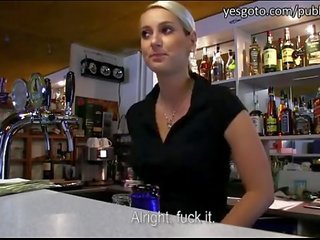 I shquar i shkëlqyer bartender fucked për para në dorë! - 